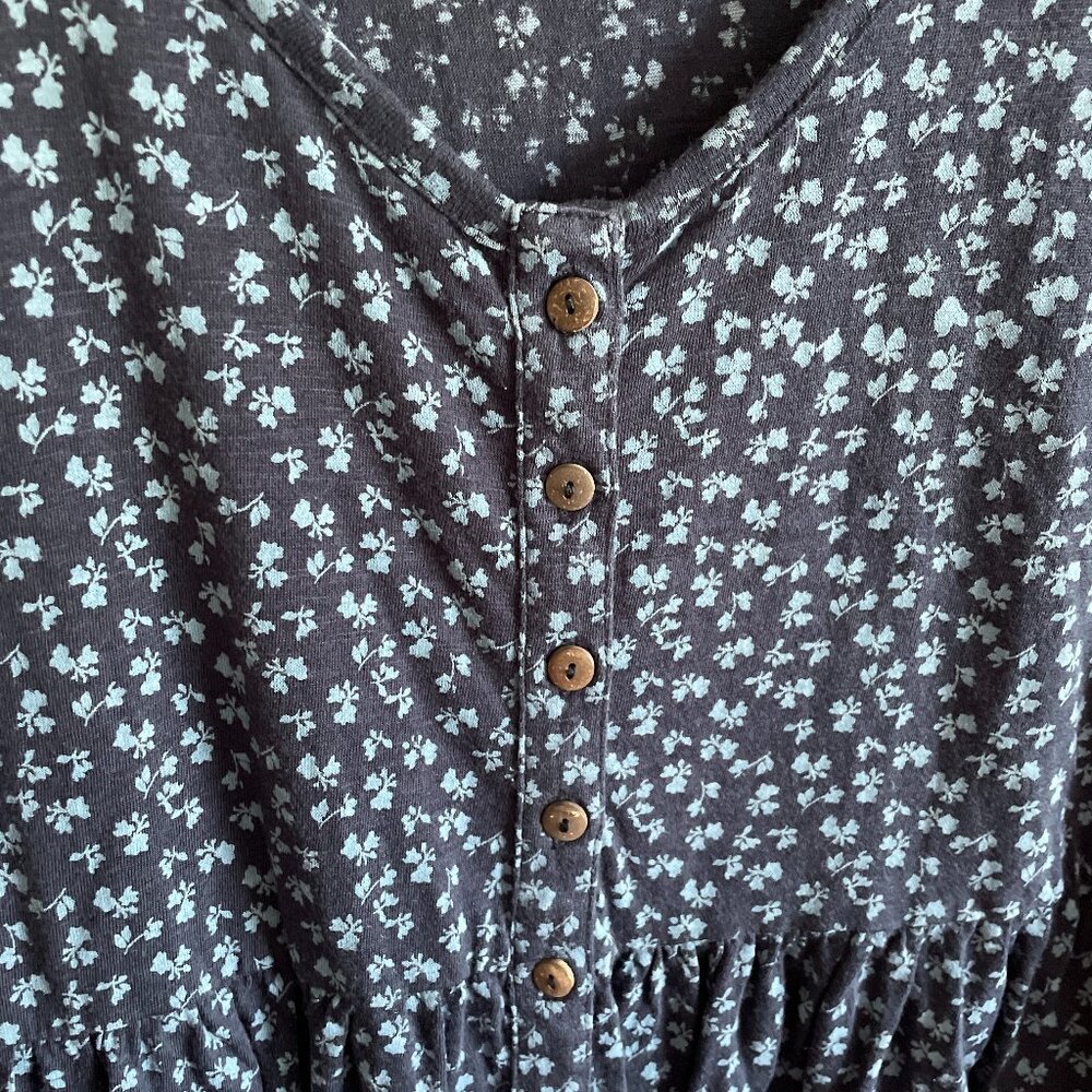 Like New Wonderly Navy Floral Babydoll Tee with Buttons Deep V-Neck Size 2X - Picture 4 of 7